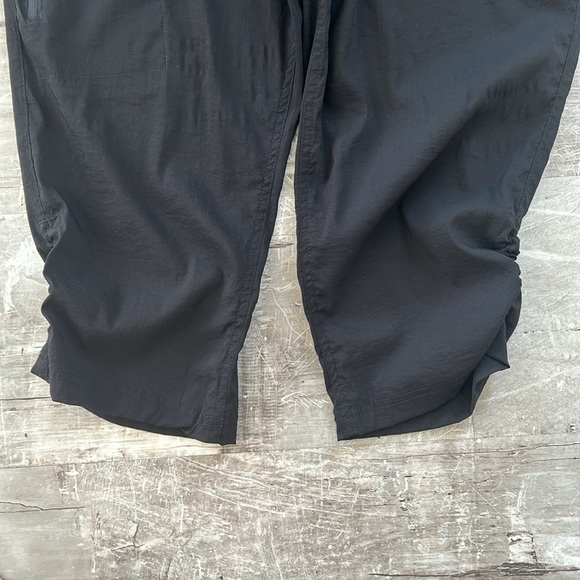 Khombu Lightweight Capri - Picture 8 of 11